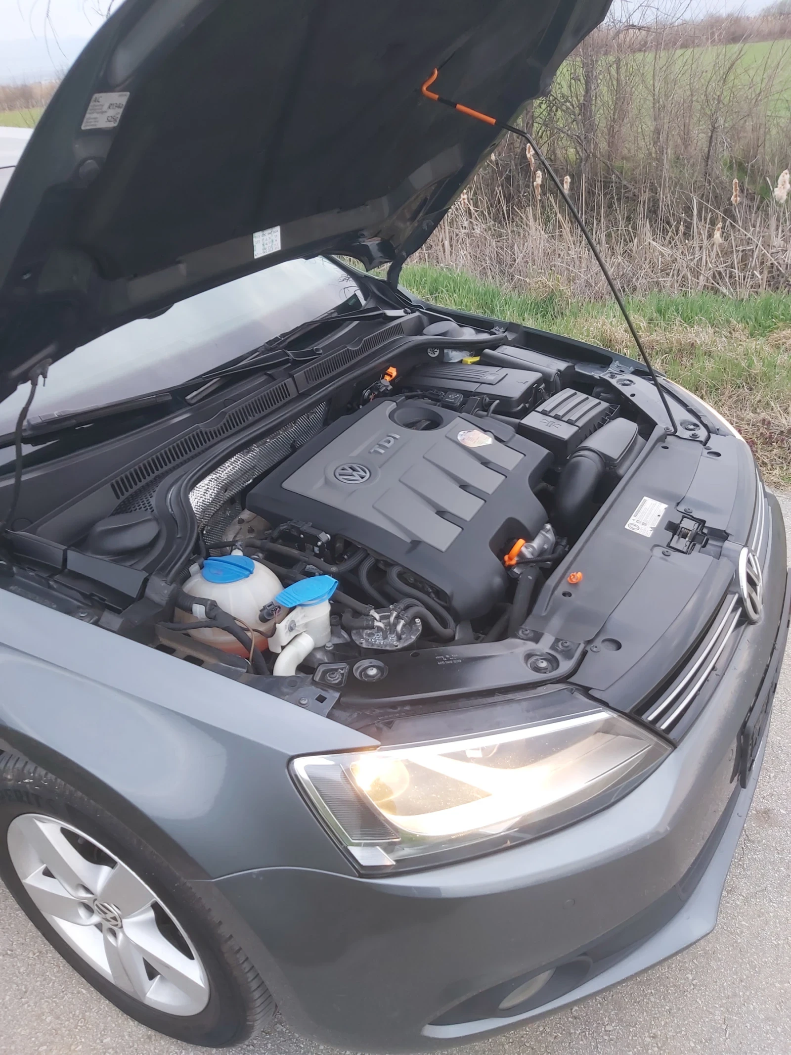 VW Jetta 1.6 HDI, снимка 12 - Автомобили и джипове - 53929232