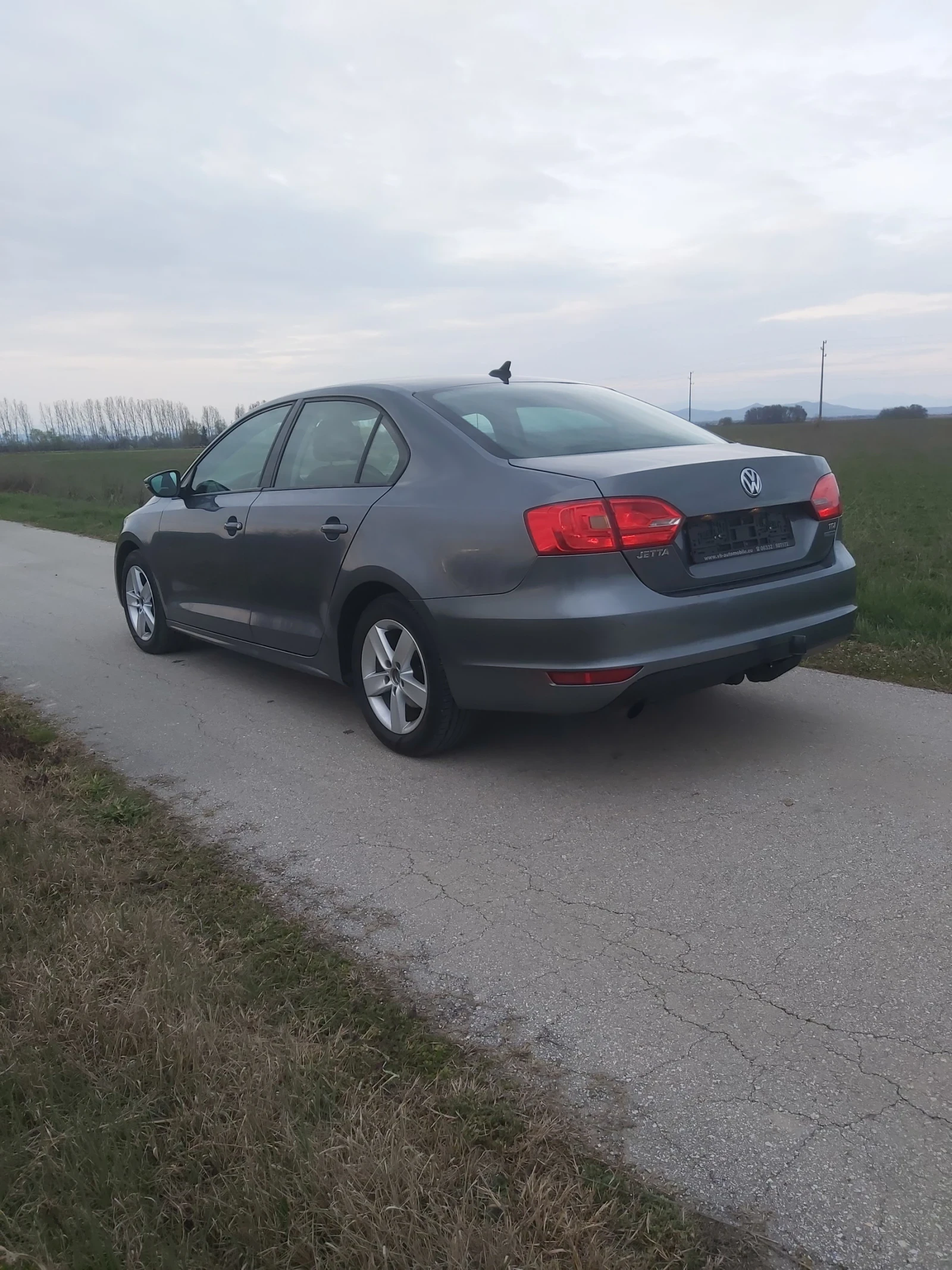 VW Jetta 1.6 HDI, снимка 5 - Автомобили и джипове - 53929232