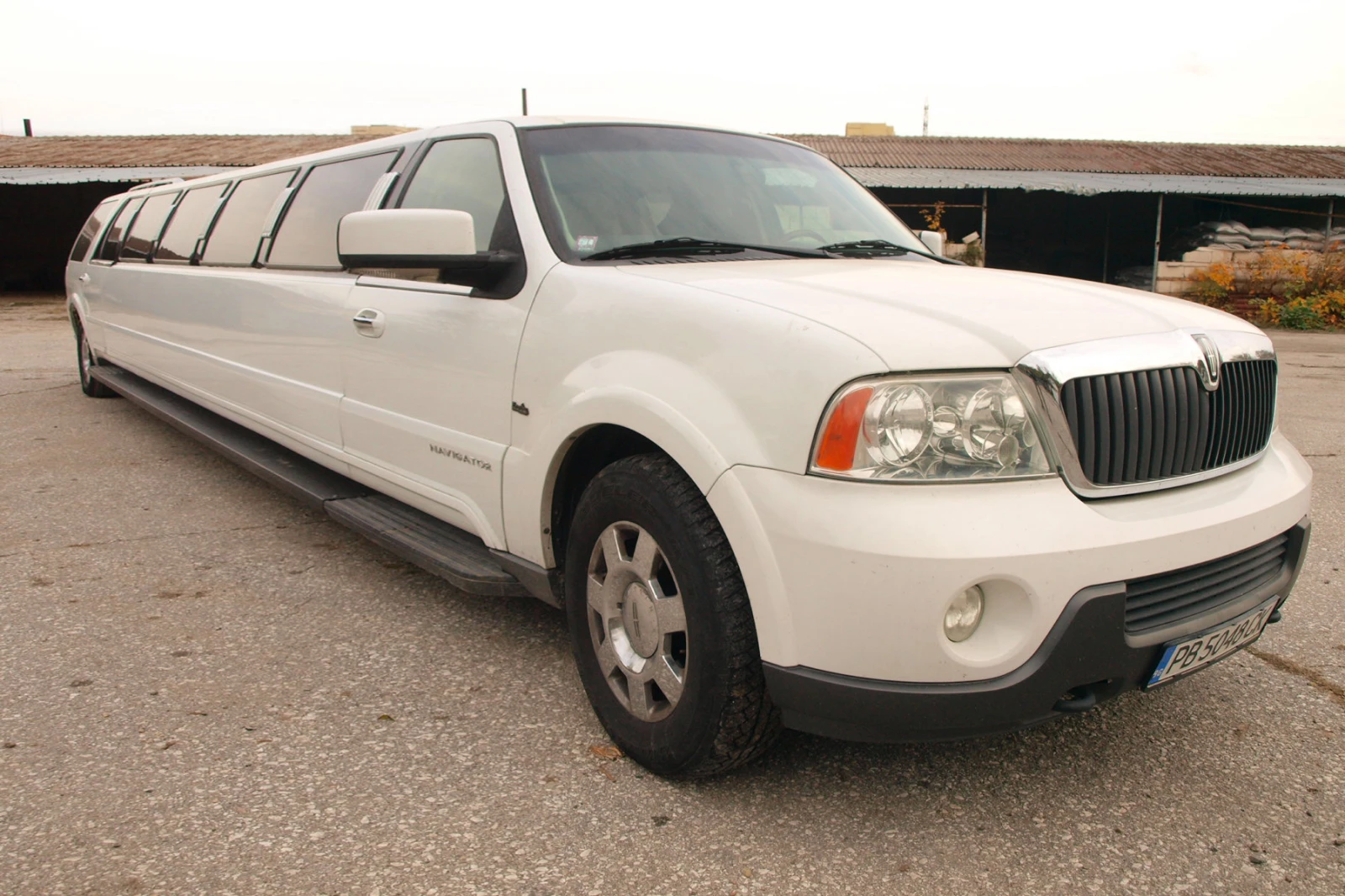 Lincoln Navigator 180-inch Stretch Limousine by Empire  | Auto.bg — изображение 1