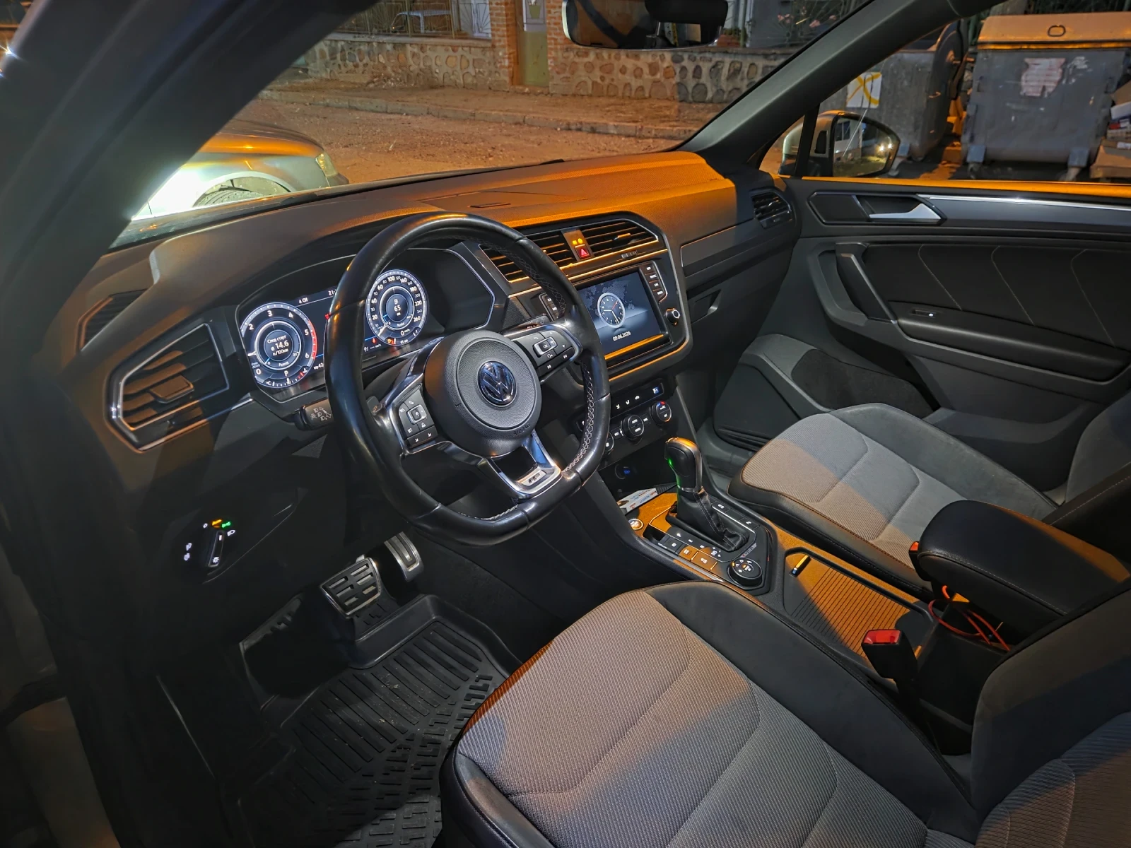 VW Tiguan R-LINE 4X4, снимка 10 - Автомобили и джипове - 54902809