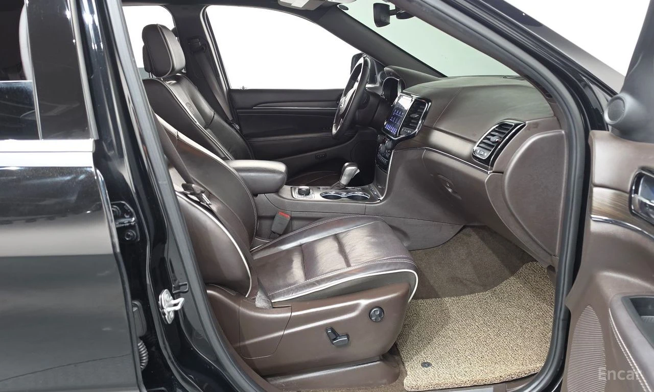 Jeep Grand cherokee 3.6* V6* 8ZF* OVERLAND* ДИСТРОНИК* ОБДУХВАНЕ* КАМЕ, снимка 14 - Автомобили и джипове - 55920563