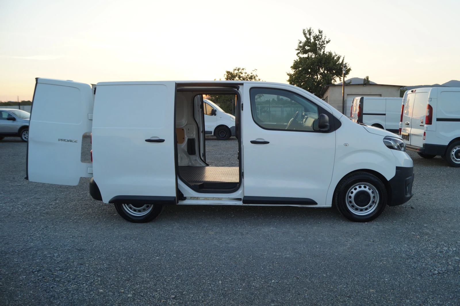 Toyota Proace 1.6d 116к.с., снимка 10 - Бусове и автобуси - 56143719