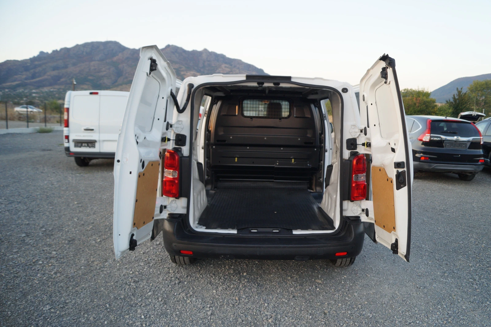 Toyota Proace 1.6d 116к.с., снимка 11 - Бусове и автобуси - 56143719