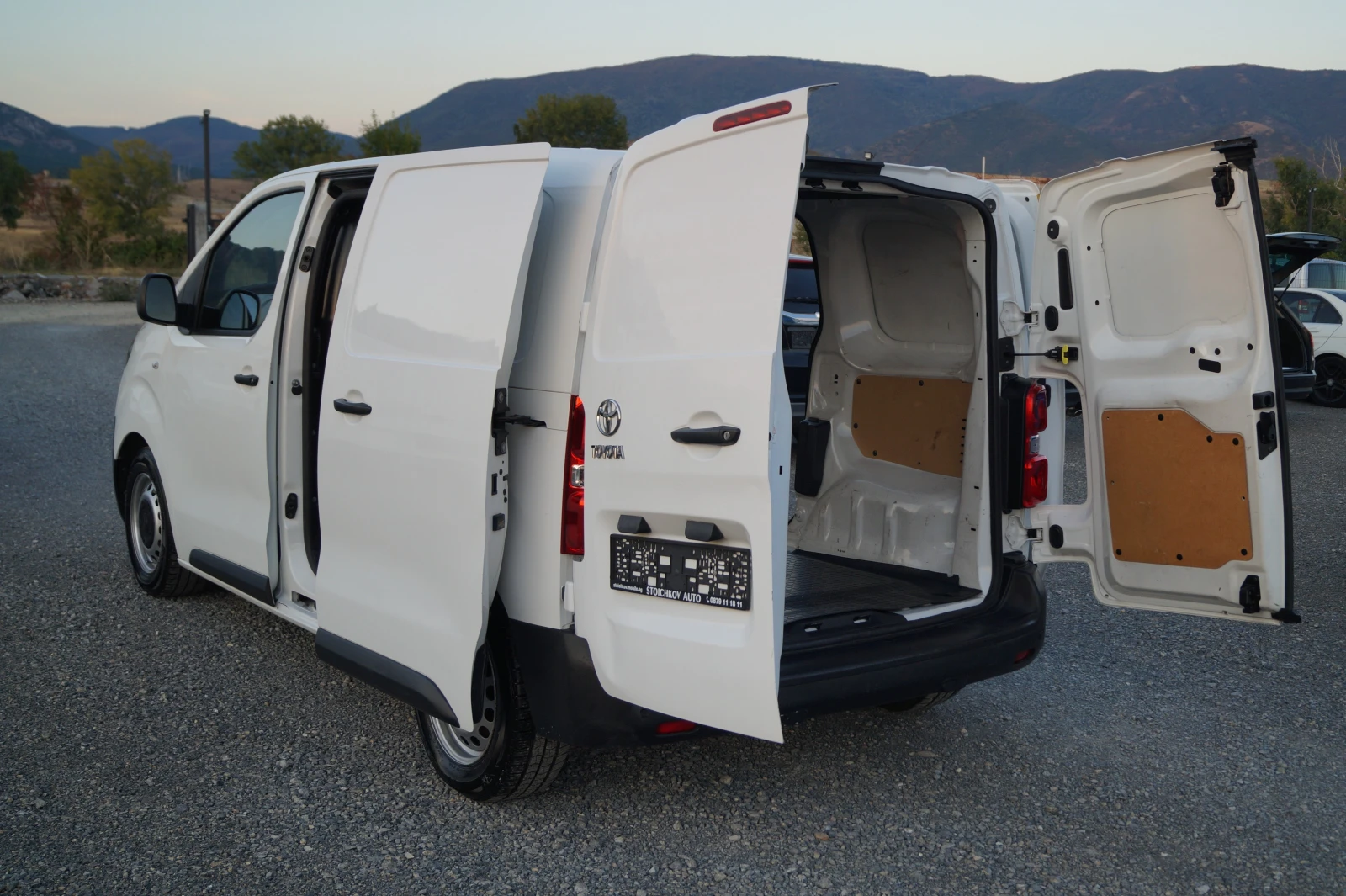Toyota Proace 1.6d 116к.с., снимка 12 - Бусове и автобуси - 56143719