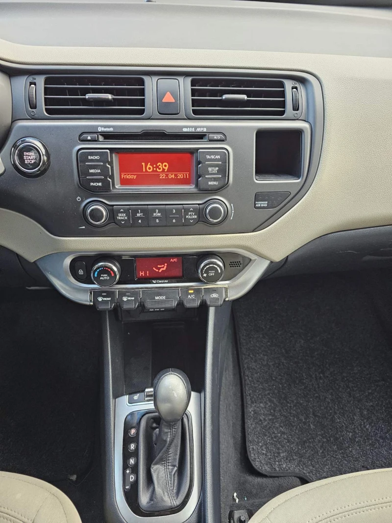 Kia Rio 1.4, снимка 9 - Автомобили и джипове - 49025753