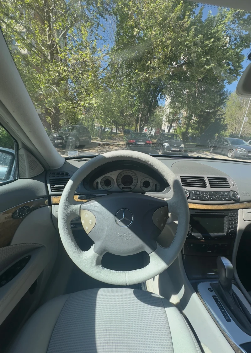 Mercedes-Benz E 220, снимка 7 - Автомобили и джипове - 52895977