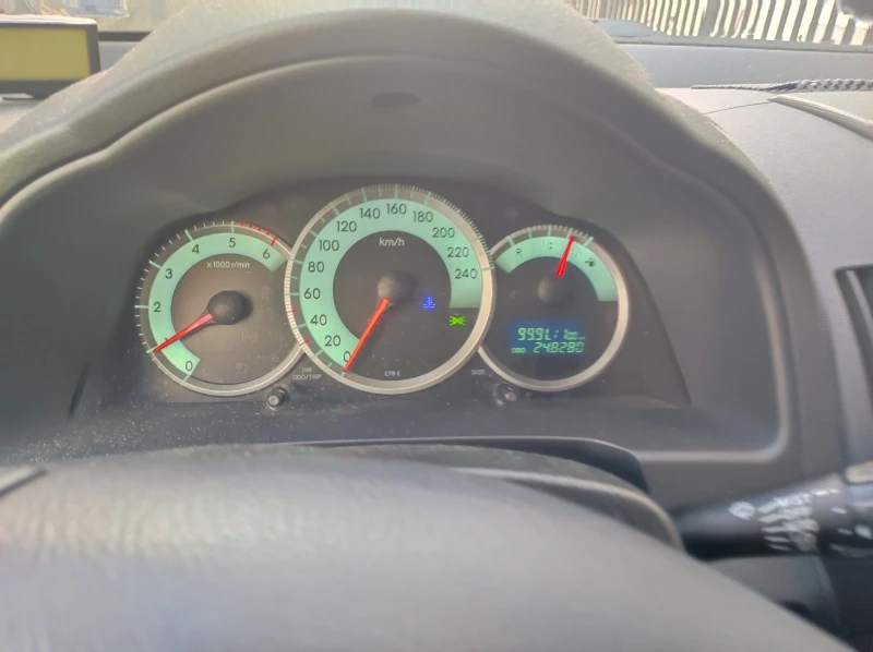 Toyota Corolla verso 2.2 D-4D, снимка 6 - Автомобили и джипове - 53297424