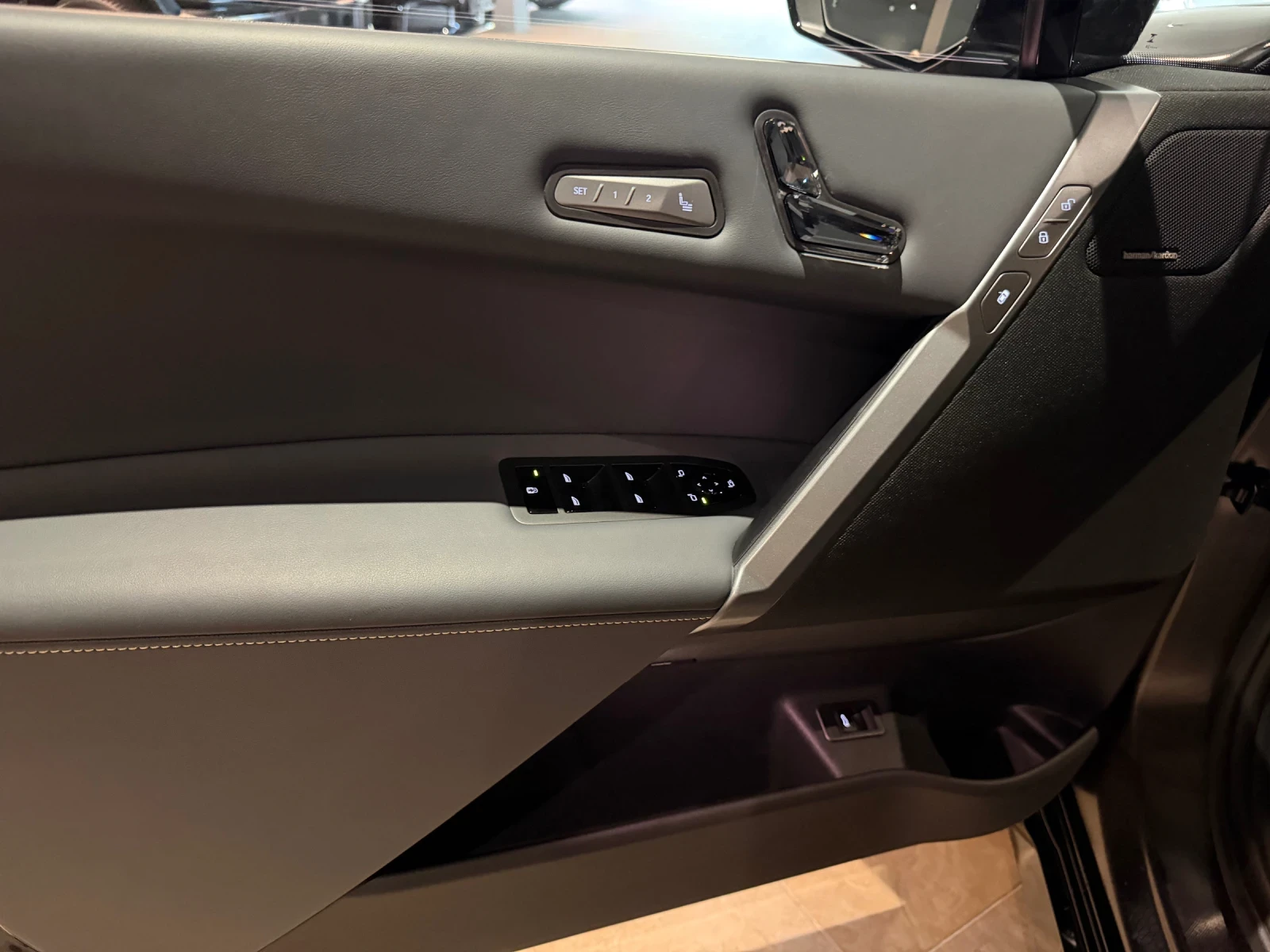 BMW iX xDrive60 M pro , снимка 11 - Автомобили и джипове - 55550480