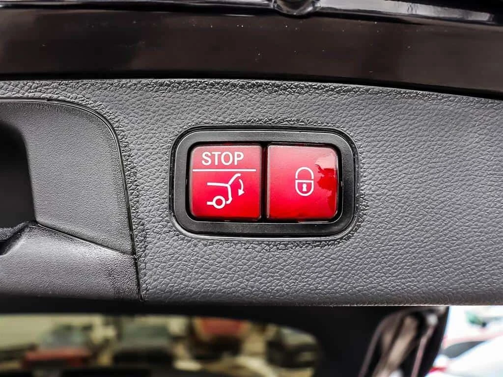 Mercedes-Benz GLC * GLC300 4Matic AWD Clean Carfax New Tires * CARFA, снимка 16 - Автомобили и джипове - 53890556