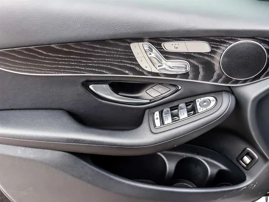 Mercedes-Benz GLC * GLC300 4Matic AWD Clean Carfax New Tires * CARFA, снимка 5 - Автомобили и джипове - 53890556