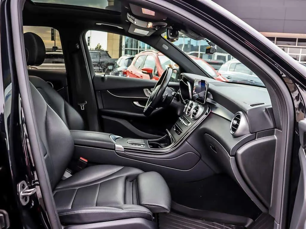 Mercedes-Benz GLC * GLC300 4Matic AWD Clean Carfax New Tires * CARFA, снимка 12 - Автомобили и джипове - 53890556