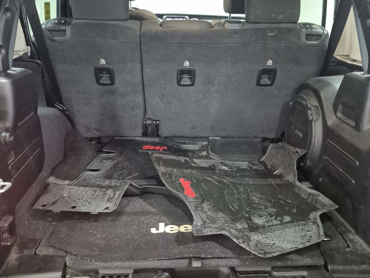 Jeep Wrangler * UNLIMITED SAHARA * ПОДГРЕВ* TRACTION CONT* CRUIS, снимка 14 - Автомобили и джипове - 53953526