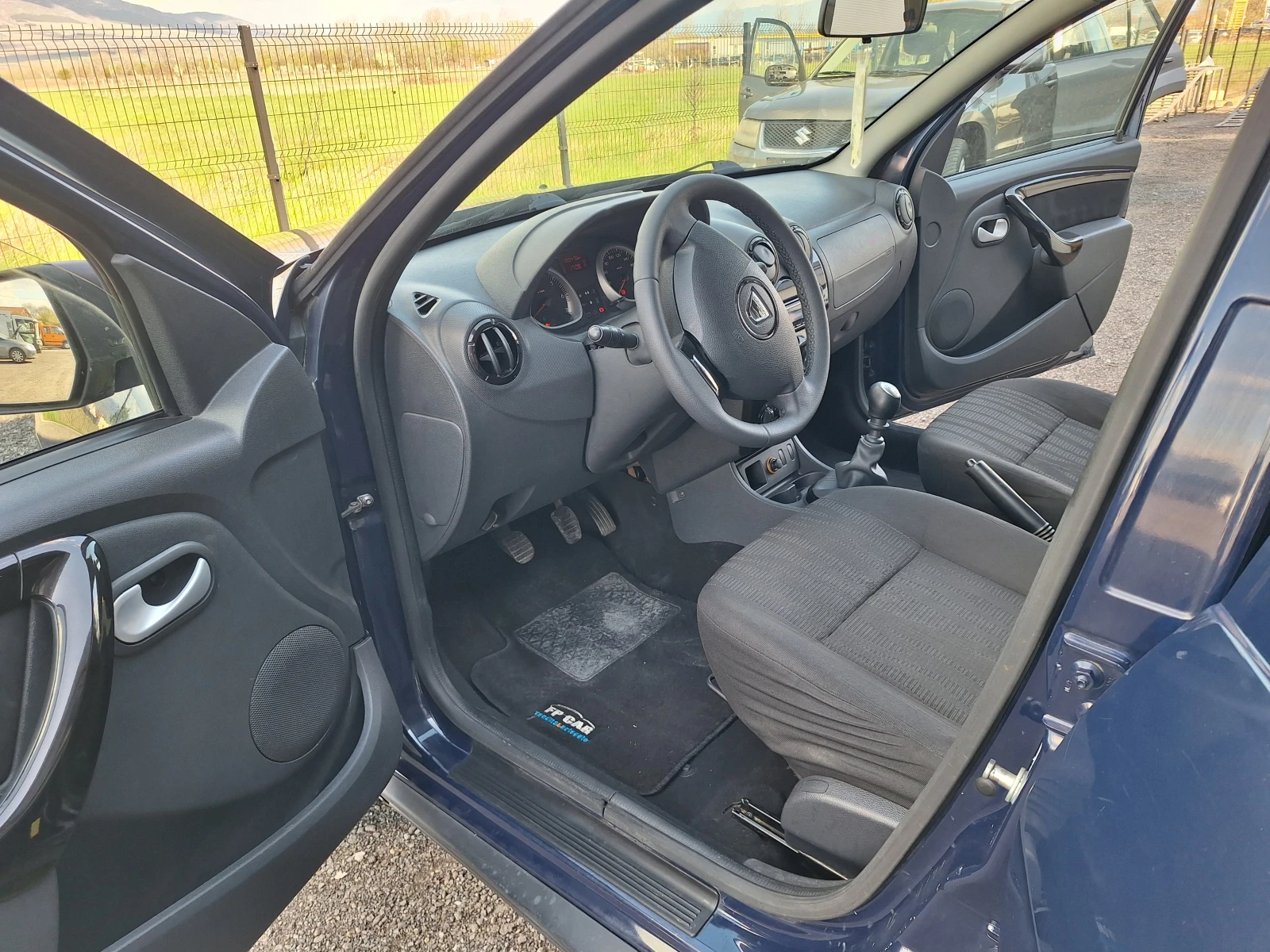 Dacia Duster 1.5dci, снимка 8 - Автомобили и джипове - 54150404