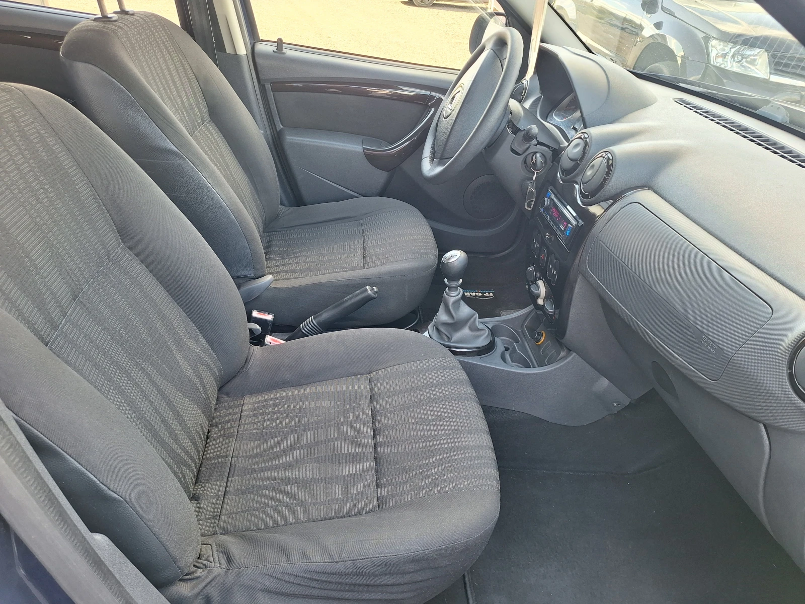 Dacia Duster 1.5dci, снимка 11 - Автомобили и джипове - 54150404