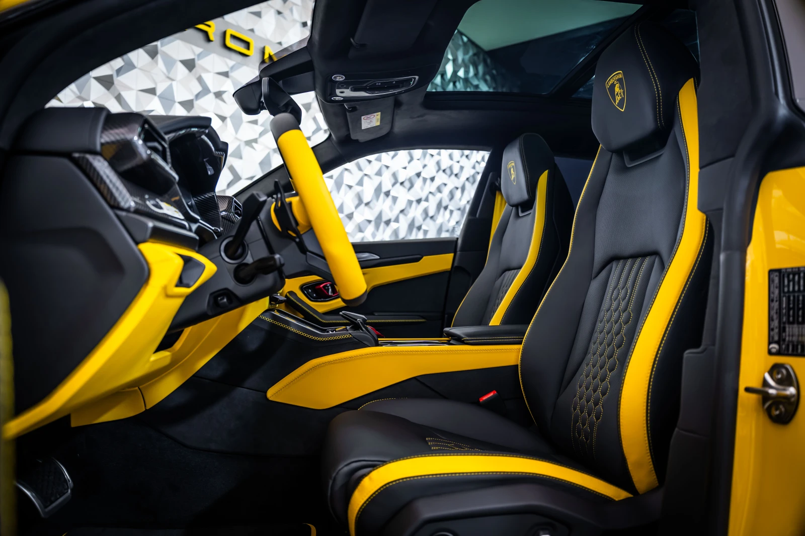 Lamborghini Urus SE Giallo Auge* B&O, снимка 13 - Автомобили и джипове - 55432413