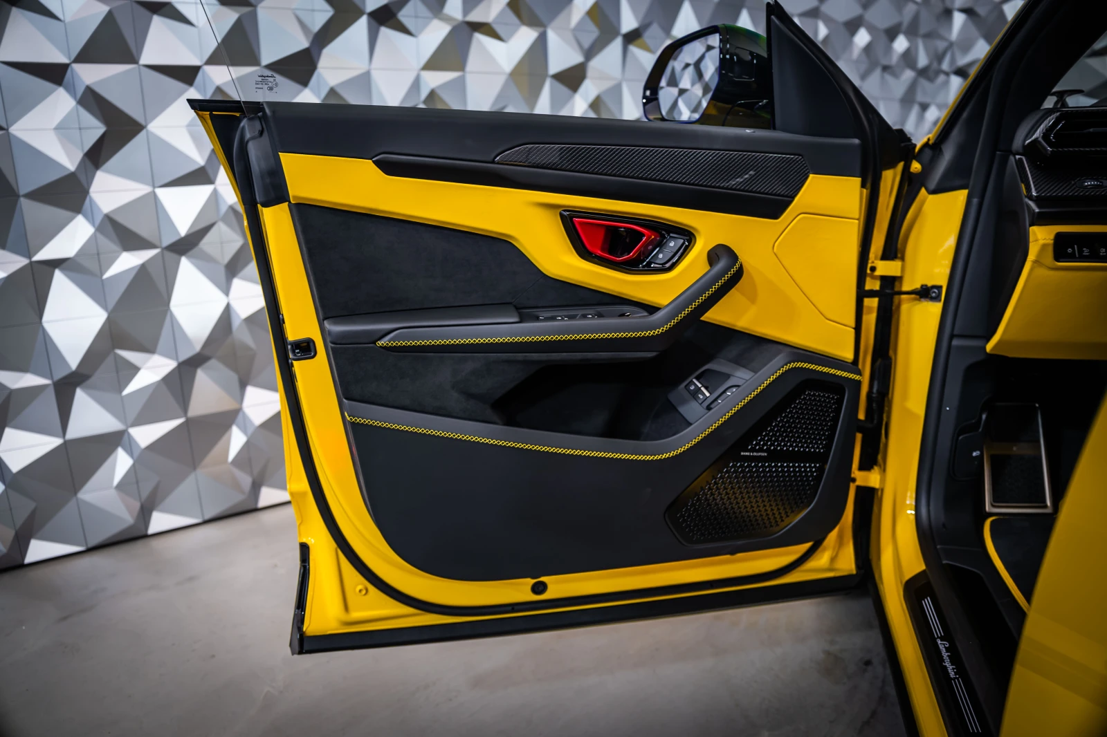 Lamborghini Urus SE Giallo Auge* B&O, снимка 7 - Автомобили и джипове - 55432413