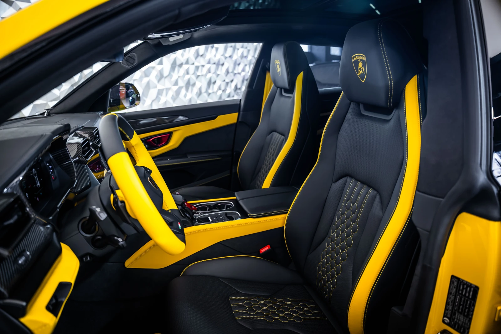 Lamborghini Urus SE Giallo Auge* B&O, снимка 12 - Автомобили и джипове - 55432413