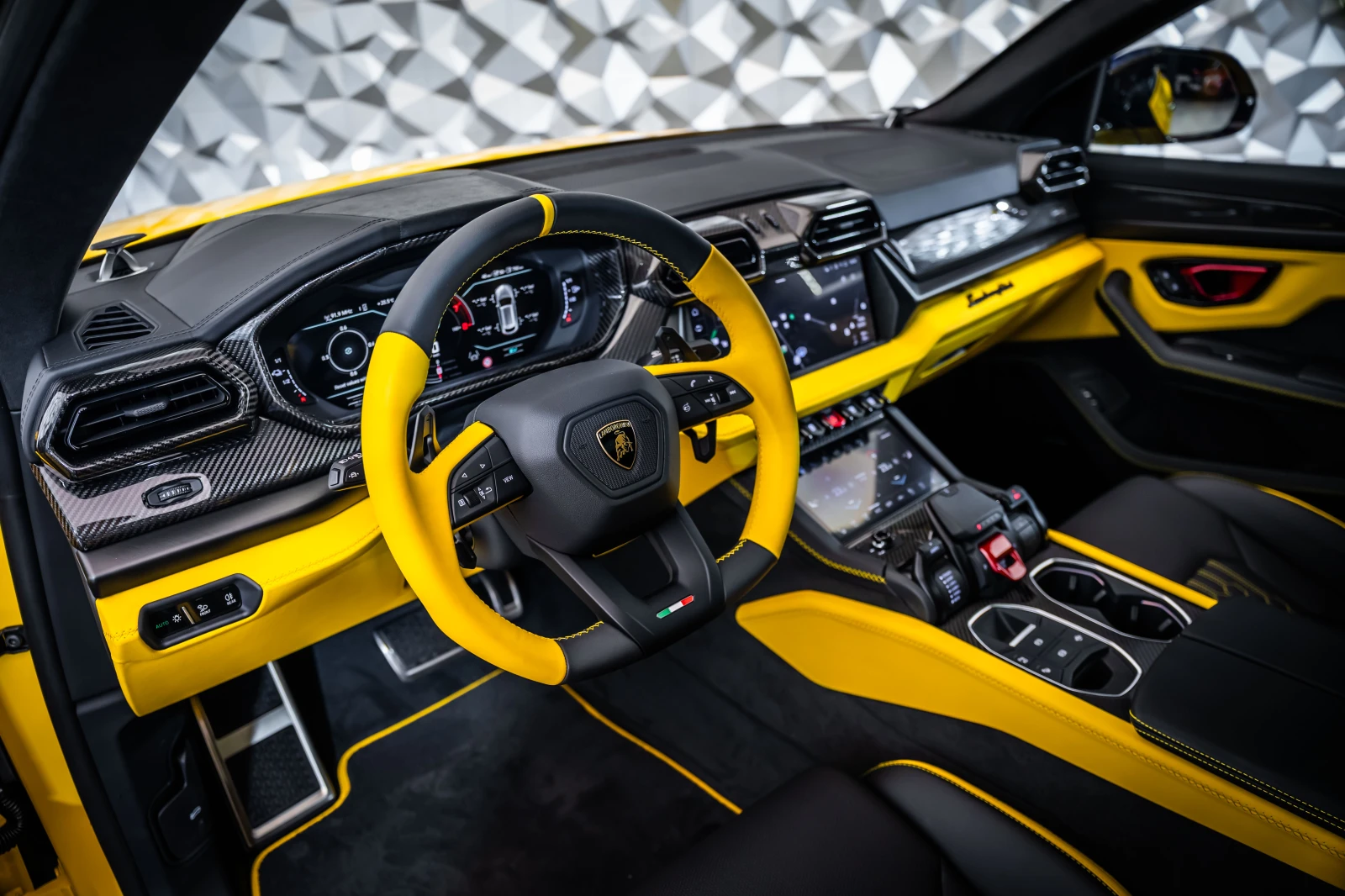 Lamborghini Urus SE Giallo Auge* B&O, снимка 8 - Автомобили и джипове - 55432413