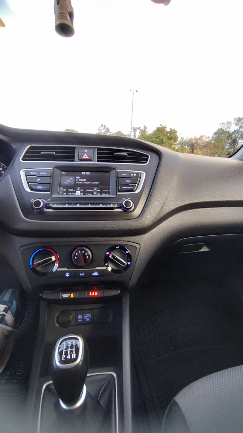 Hyundai I20, снимка 10 - Автомобили и джипове - 52638757