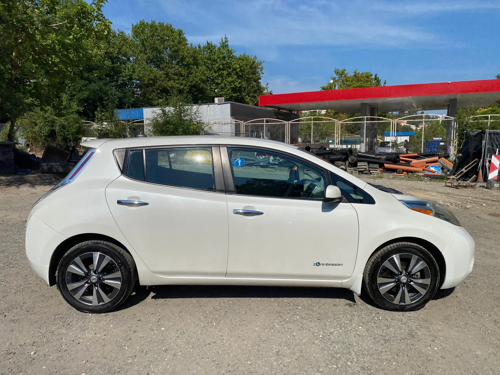 Nissan Leaf  + зарядна станция - изображение 3