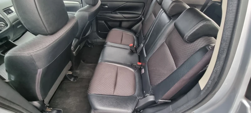 Mitsubishi Outlander Юбилейно изпълнение 300k 4WD?AUTOMAT, снимка 9 - Автомобили и джипове - 48312135