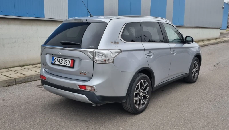 Mitsubishi Outlander Юбилейно изпълнение 300k 4WD?AUTOMAT, снимка 4 - Автомобили и джипове - 48312135