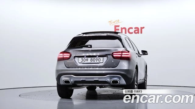 Mercedes-Benz GLA 220, снимка 4 - Автомобили и джипове - 56077624