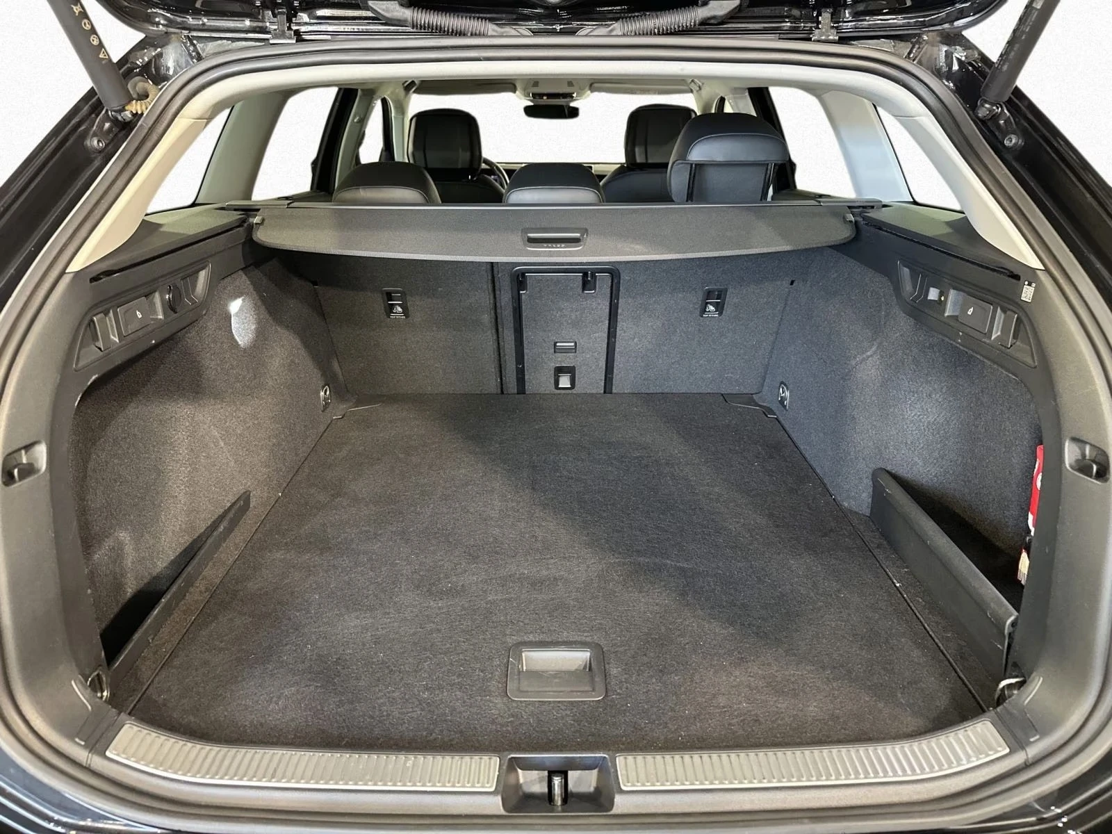 VW Passat 2.0 TDi , снимка 13 - Автомобили и джипове - 41044289