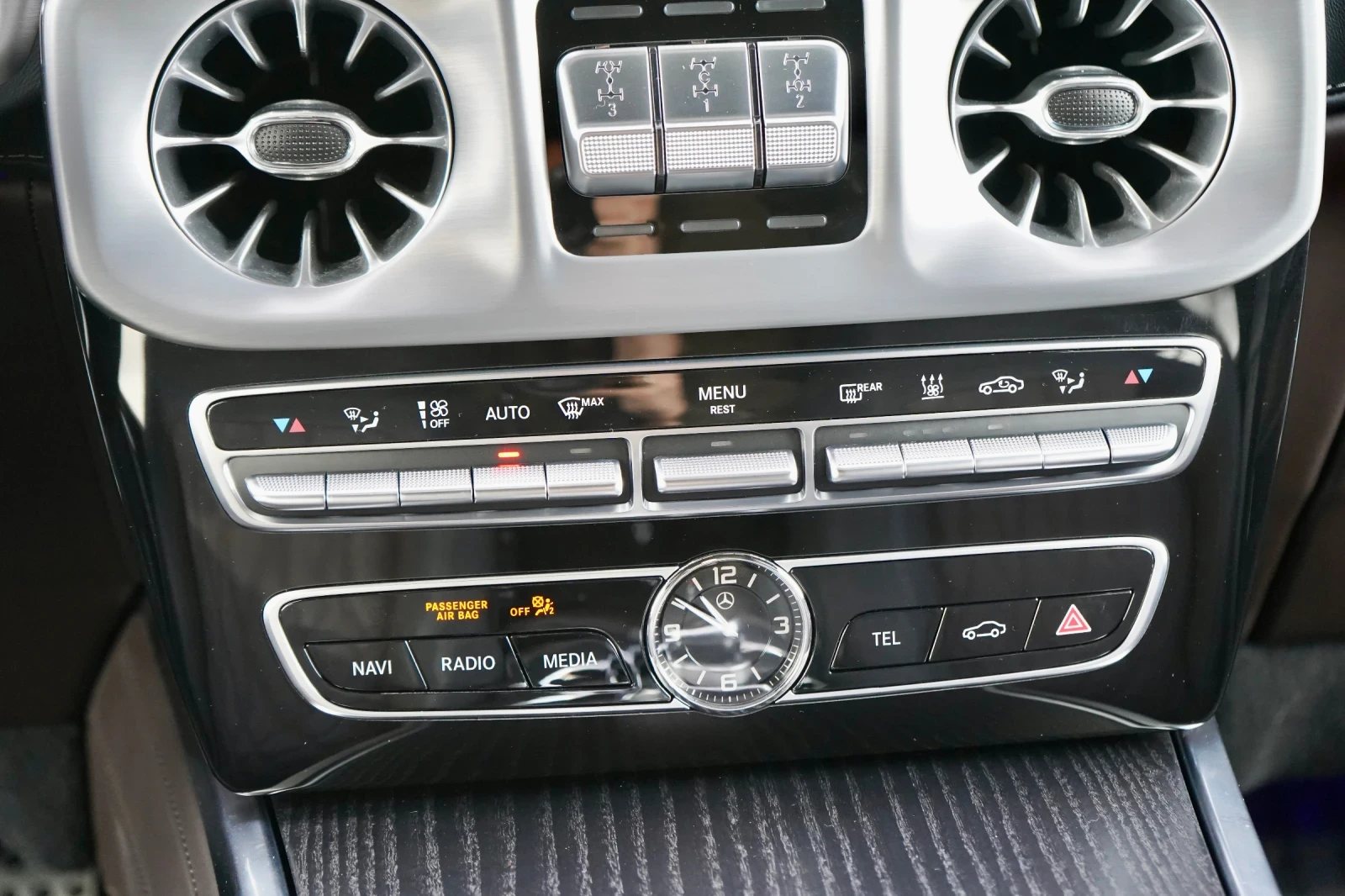 Mercedes-Benz G 400 d* MANUFAKTUR* BURM* 360 CAM* DISTR* MEMORY* , снимка 12 - Автомобили и джипове - 53798157