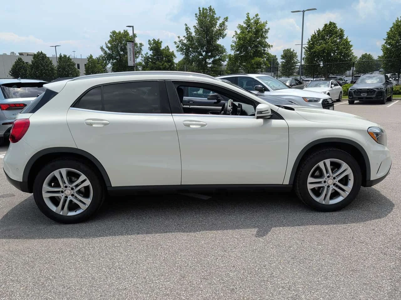 Mercedes-Benz GLA 250 4MATIC/АВТОФИНАНСИРАНЕ/ПОДГРЕВИ, снимка 4 - Автомобили и джипове - 55073469