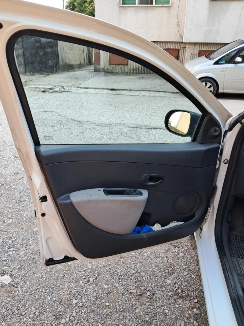 Renault Clio 3, снимка 6 - Автомобили и джипове - 50929188