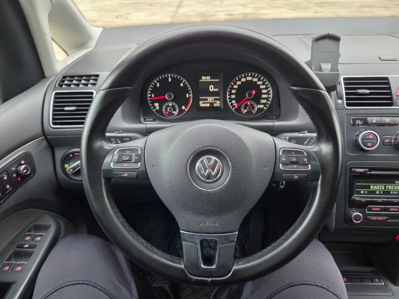 VW Touran 2.0 TDI, снимка 10 - Автомобили и джипове - 52860362