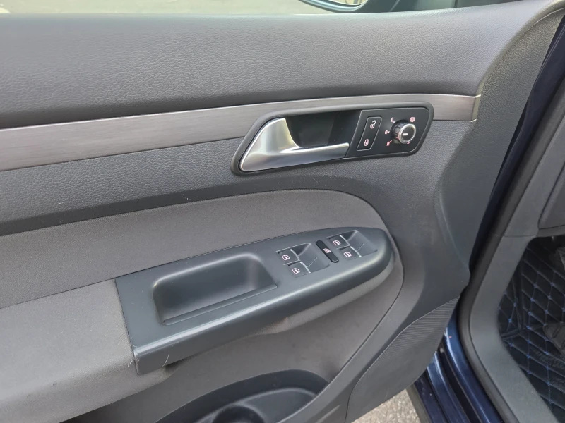 VW Touran 2.0 TDI, снимка 9 - Автомобили и джипове - 52353732