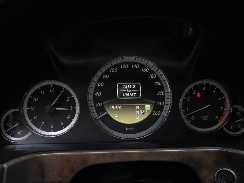 Mercedes-Benz E 300 3.5 Automatic, снимка 13 - Автомобили и джипове - 55475274