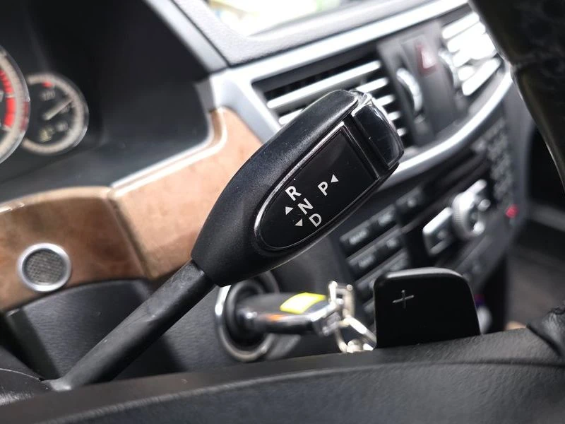 Mercedes-Benz E 300 3.5 Automatic, снимка 12 - Автомобили и джипове - 55475274