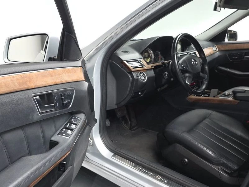 Mercedes-Benz E 300 3.5 Automatic, снимка 7 - Автомобили и джипове - 55475274