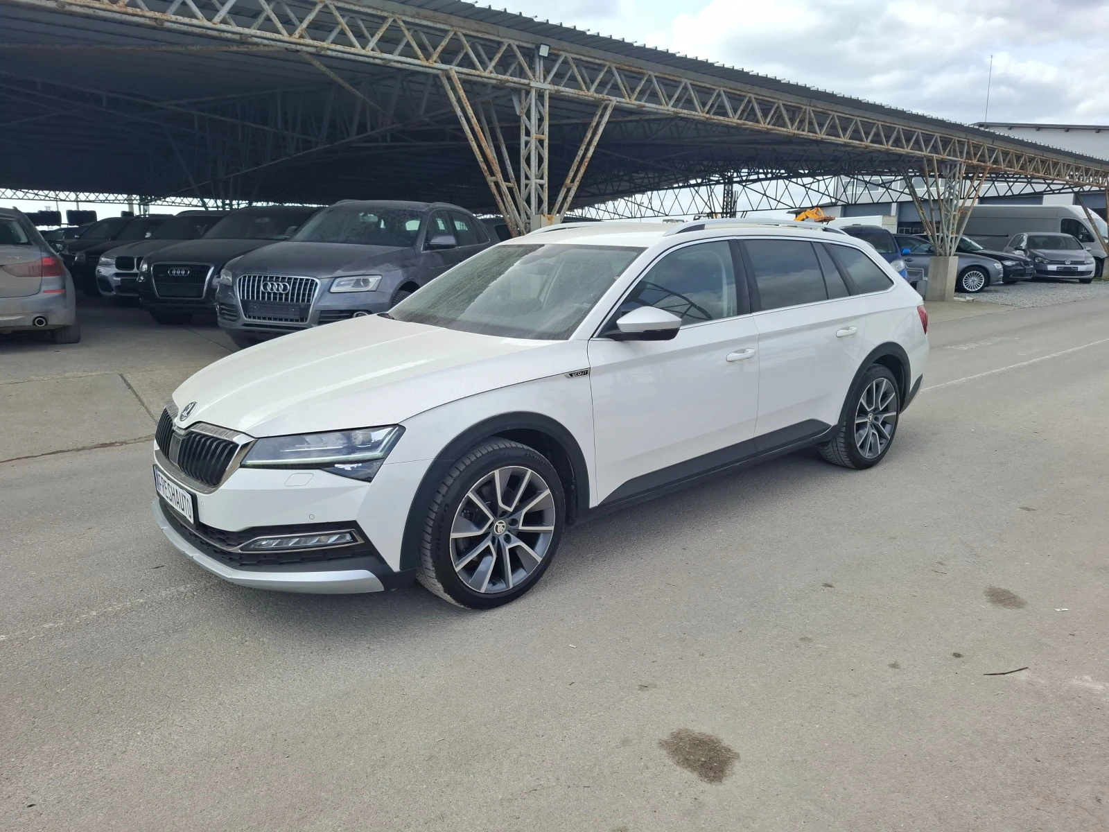 Skoda Superb 2.0 SKOUT 4x4 Navi Подгрев Камера, снимка 3 - Автомобили и джипове - 53894861