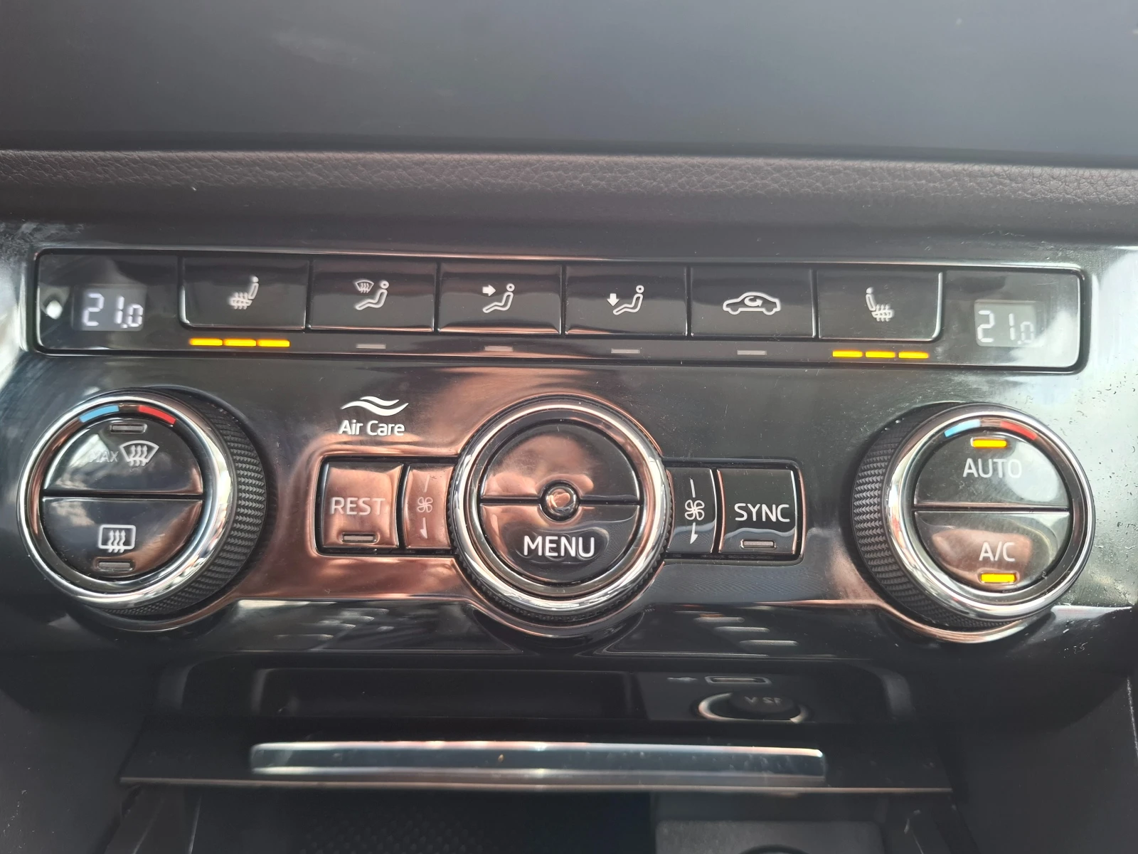 Skoda Superb 2.0 SKOUT 4x4 Navi Подгрев Камера, снимка 14 - Автомобили и джипове - 53894861