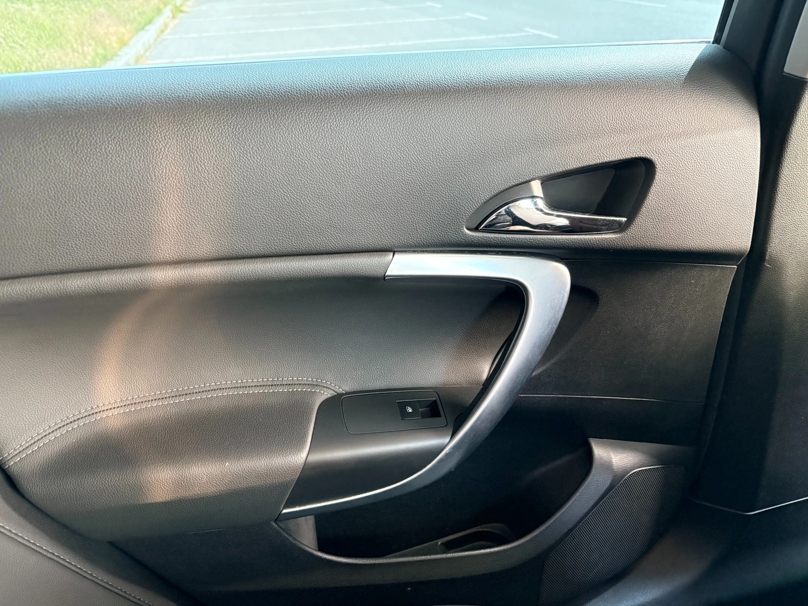 Opel Insignia Sports Tourer, снимка 8 - Автомобили и джипове - 54890472