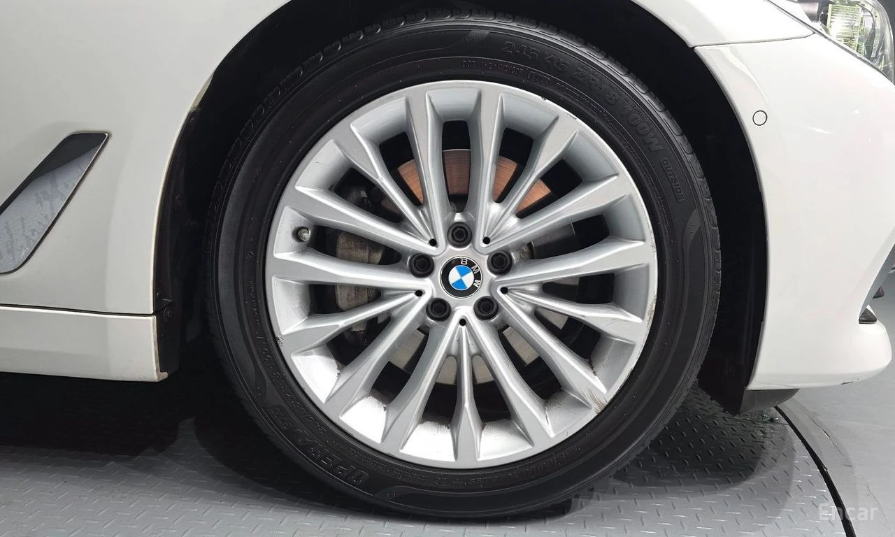 BMW 530 ОБДУХВАНЕ * H/K * PANO * HEAD-UP * АВТОКРЕДИТ, снимка 6 - Автомобили и джипове - 55187693