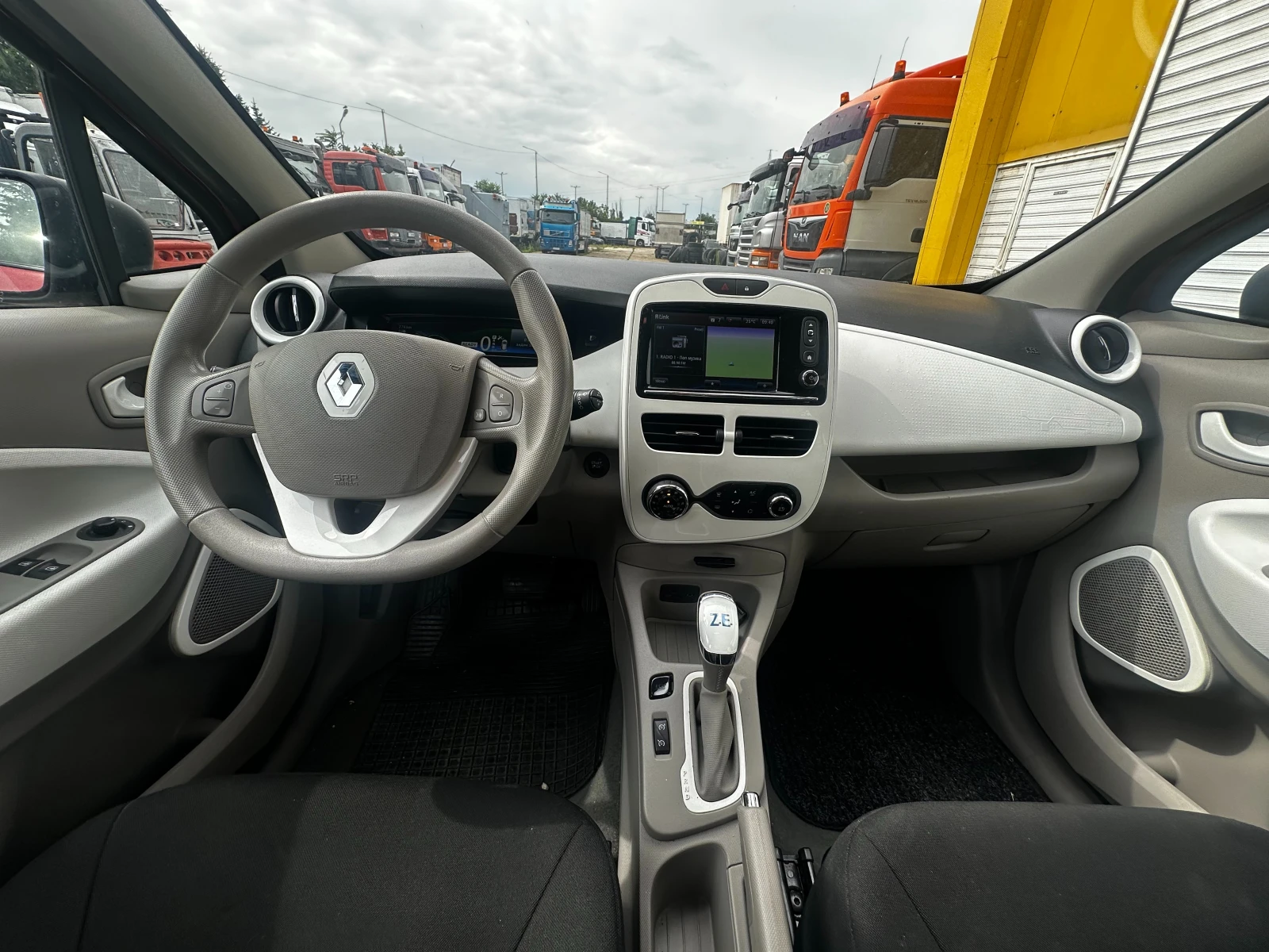 Renault Zoe, снимка 16 - Автомобили и джипове - 55433098