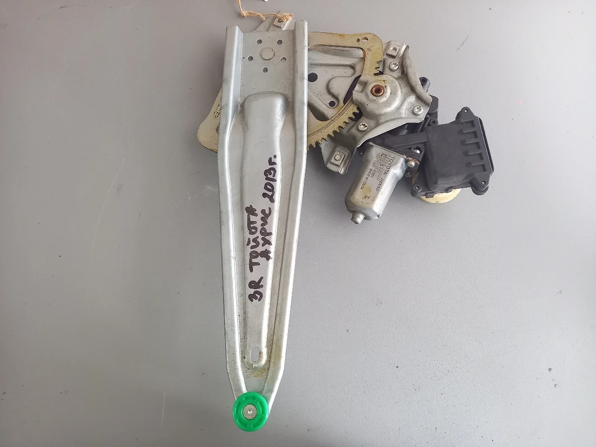 Ел машинка стъкло стъклоповдигач задна дясна Тойота Аурис 