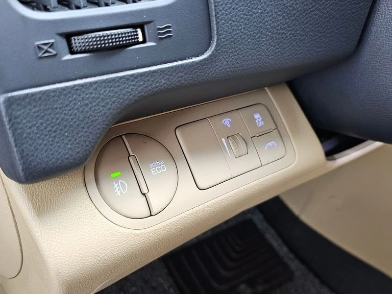 Hyundai Starex 2.5 Automatic, снимка 14 - Автомобили и джипове - 55948970