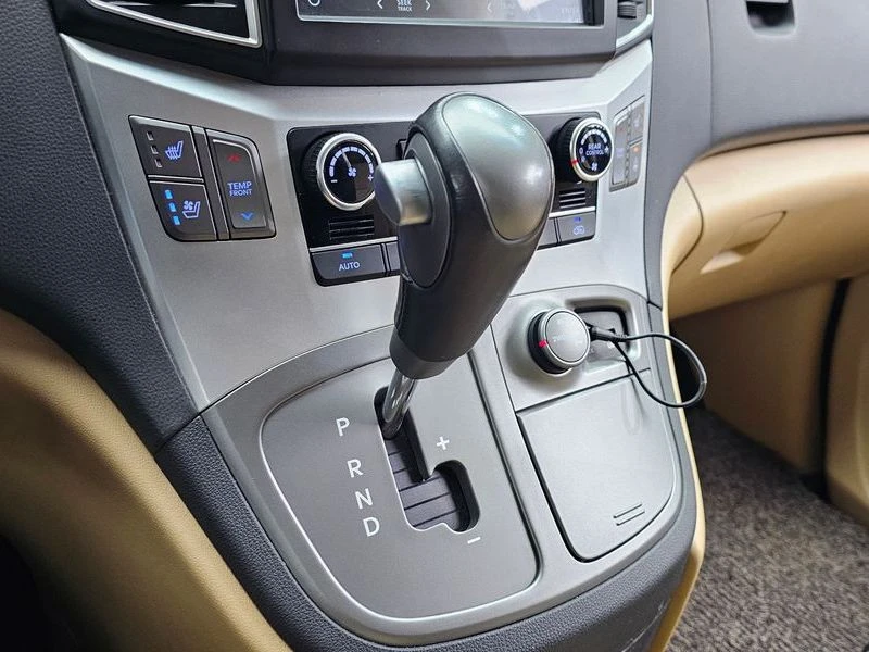 Hyundai Starex 2.5 Automatic, снимка 9 - Автомобили и джипове - 55948970