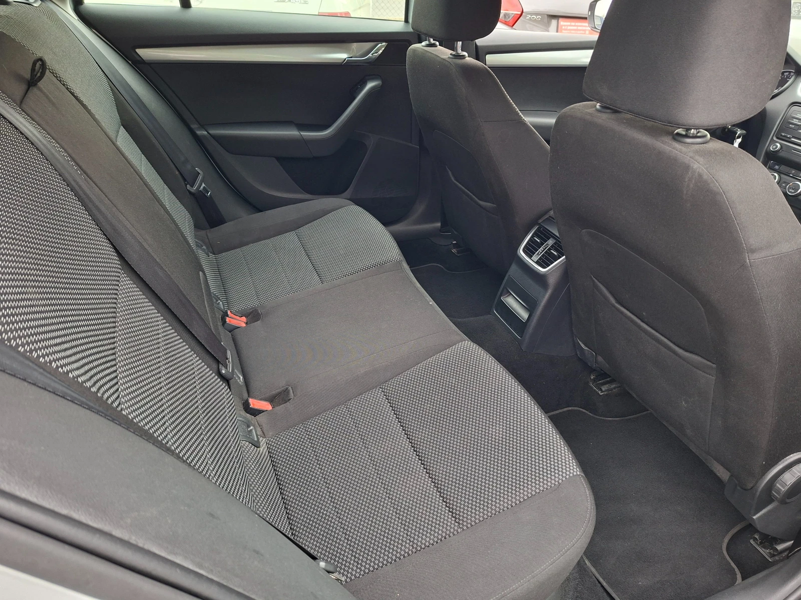 Skoda Octavia 1.6TDI* AUTOMATIC-DSG* 36м. х 223EUR. * , снимка 9 - Автомобили и джипове - 54455899
