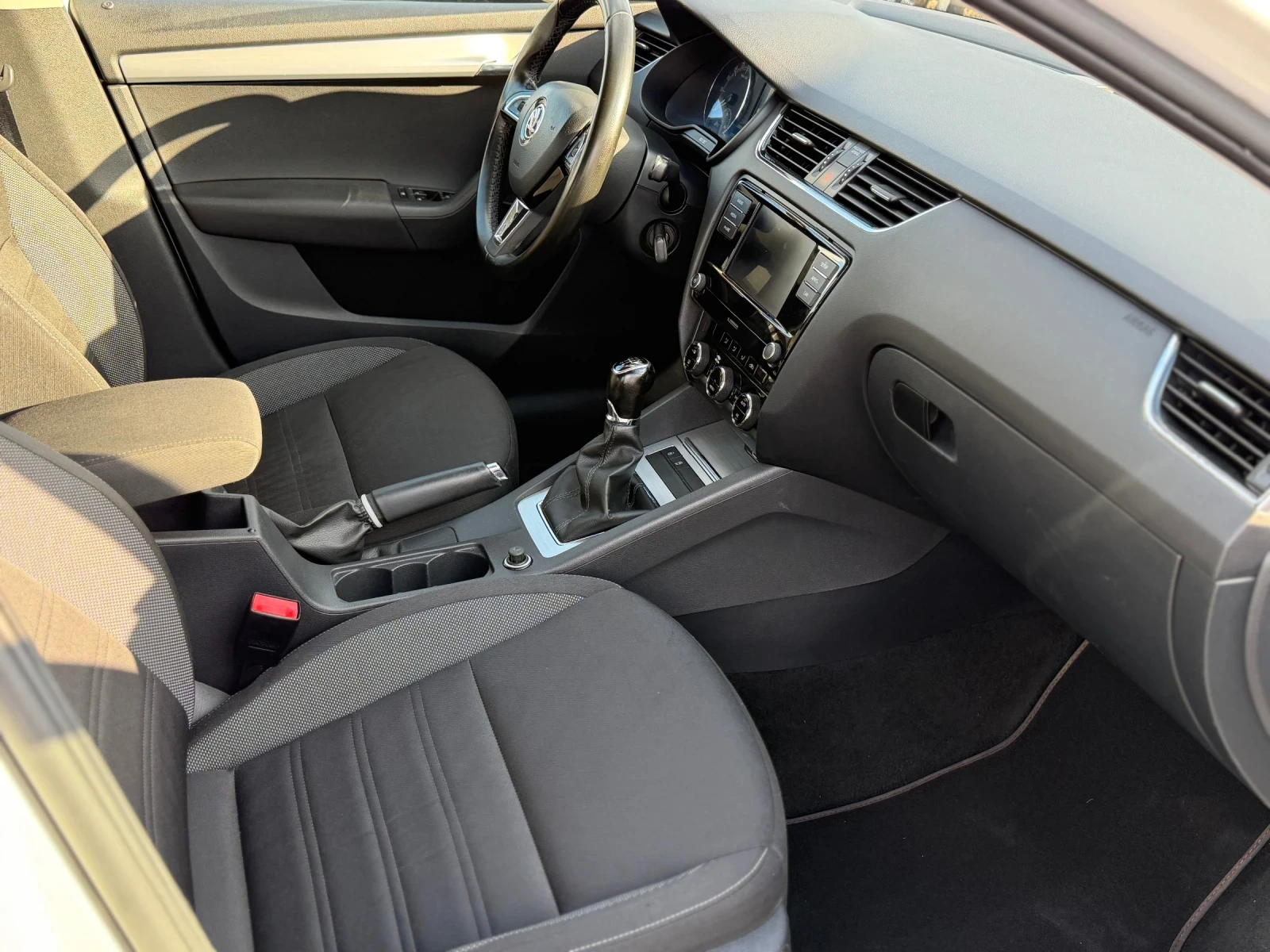Skoda Octavia Обслужена със сервизна история!, снимка 9 - Автомобили и джипове - 55016595