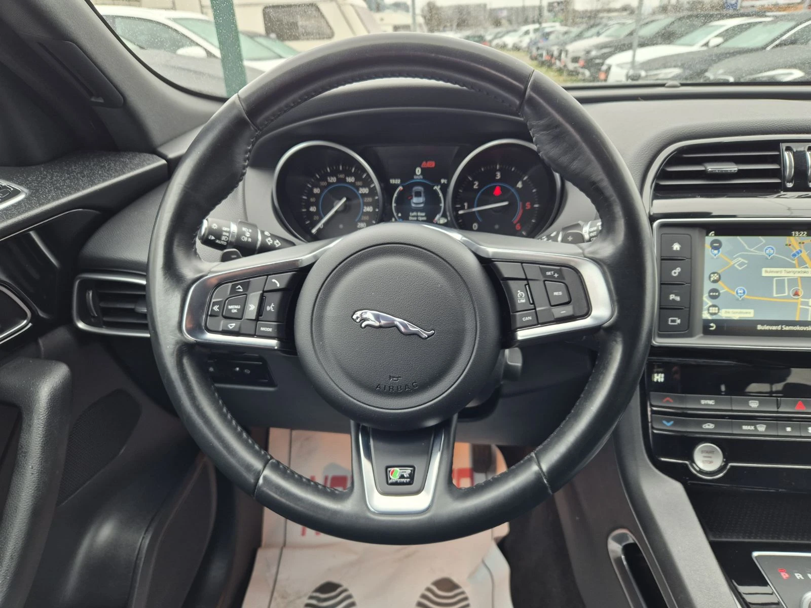 Jaguar F-PACE 2.0D-R-SPORT-144000км-СУПЕР СЪСТОЯНИЕ, снимка 9 - Автомобили и джипове - 54056392