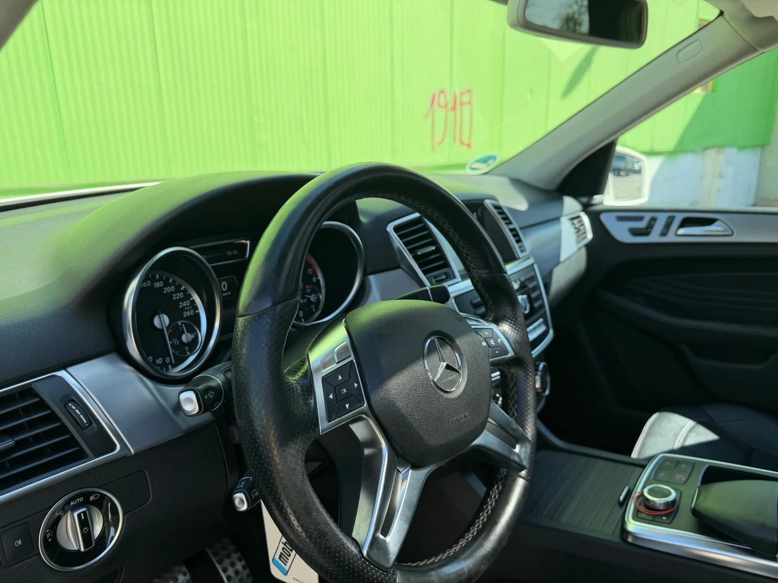 Mercedes-Benz ML 350 ///AMG/PANO/HARMANN/-360 KAMERA/20AMG-LINE/DISTRON, снимка 14 - Автомобили и джипове - 55660621