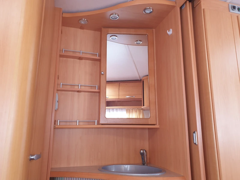 Каравана LMC 500 , снимка 8 - Каравани и кемпери - 50317904