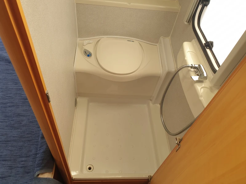 Каравана LMC 500 , снимка 9 - Каравани и кемпери - 50317904